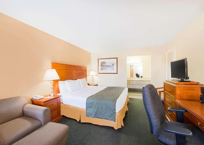 Hotel Ramada By Wyndham East 3*