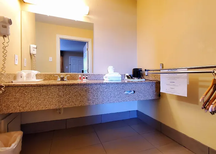 Ramada By Wyndham East