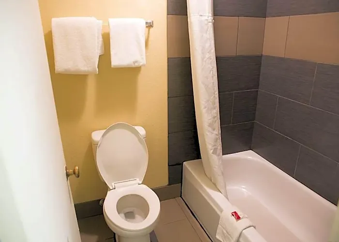 Hotel Ramada By Wyndham East